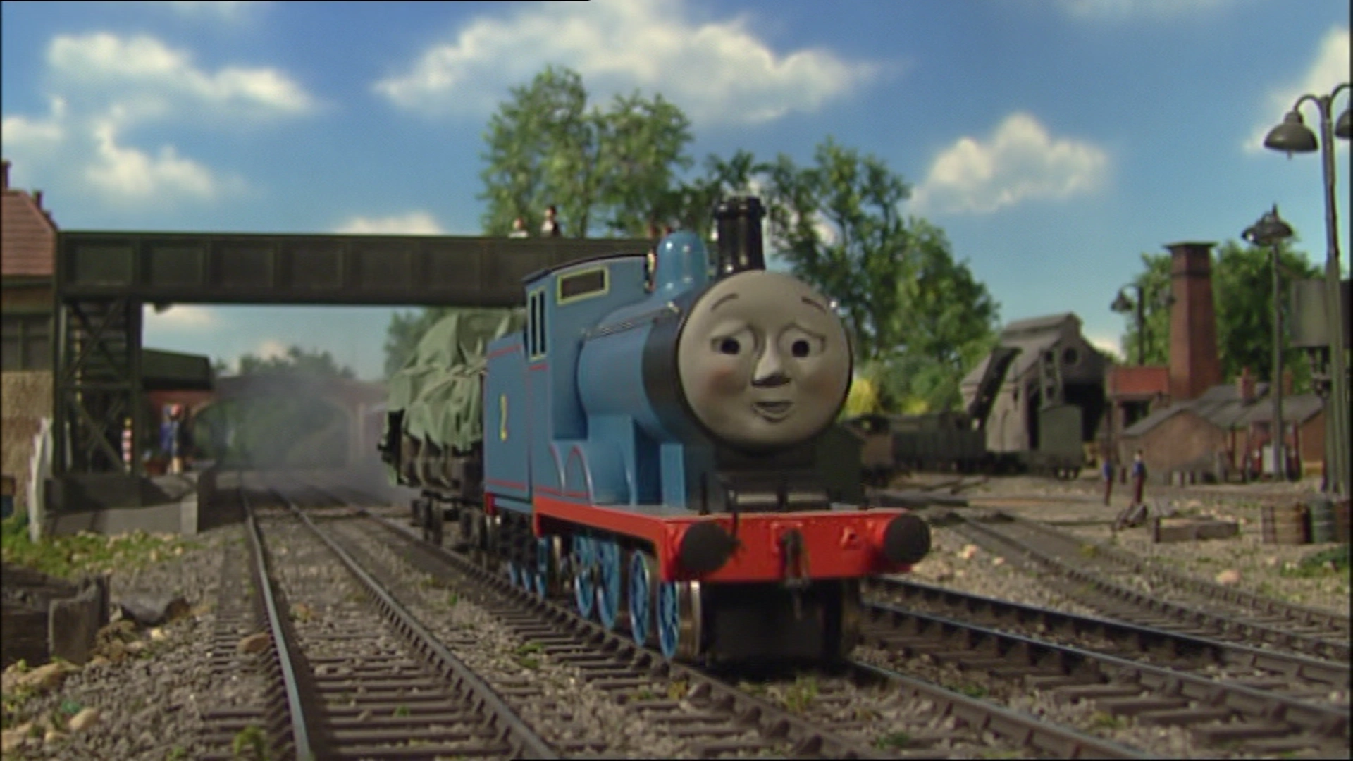 公爵夫妻の別荘の調度品を載せた平床貨車を引いているエドワード