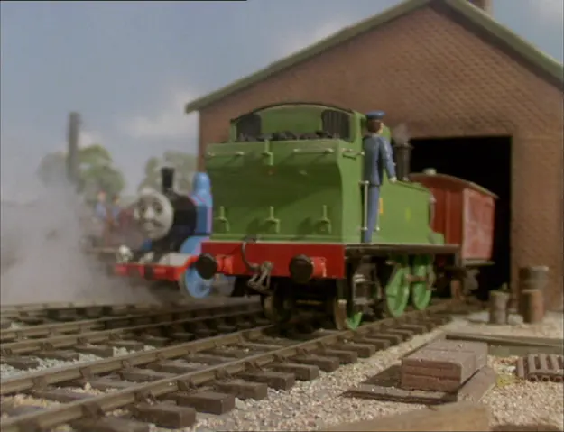 第4シーズンでティッドマス貨物小屋でトーマスと共に居る濃茶色の支線客車を押しているオリバー