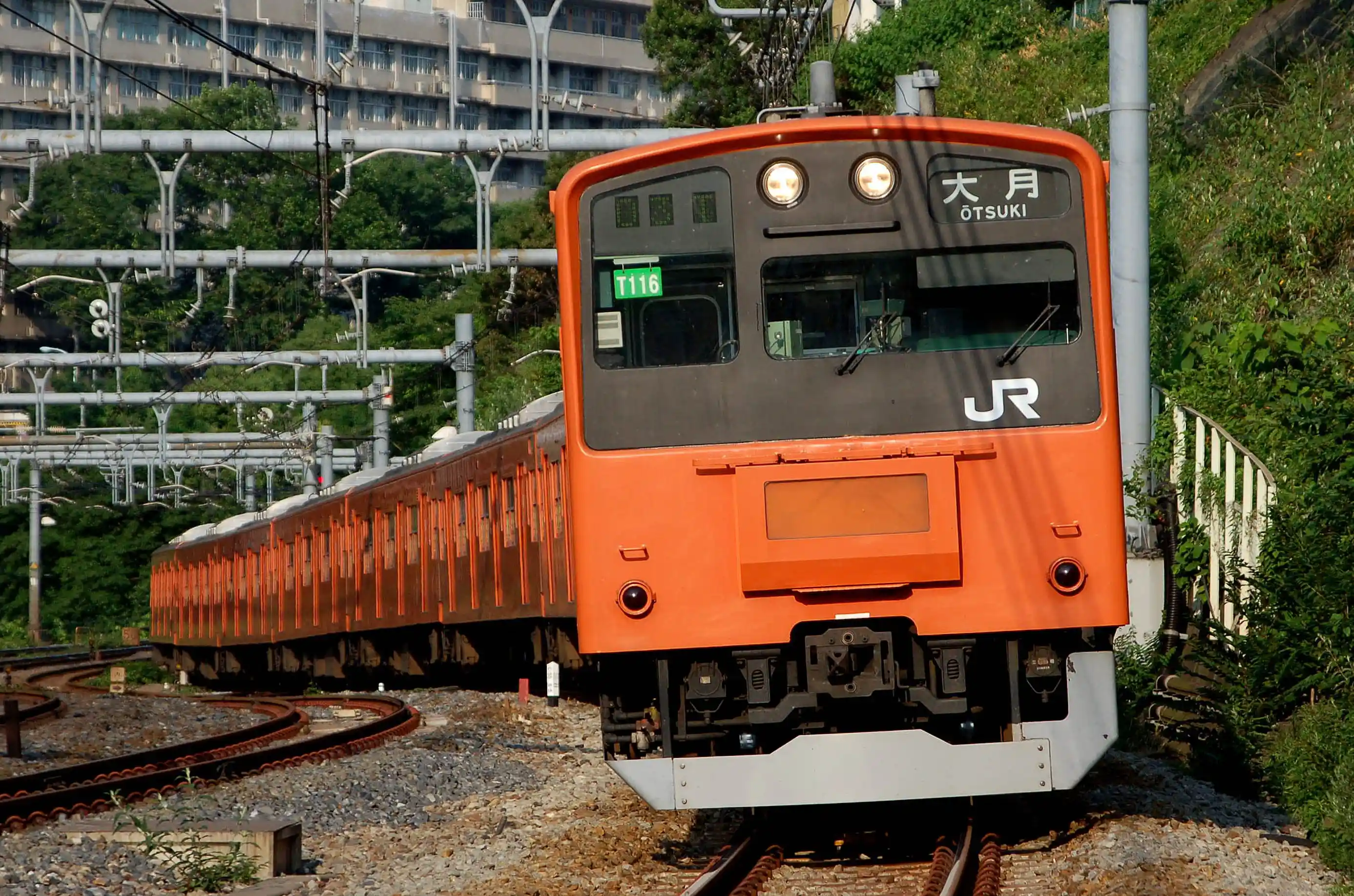Sui-setz - cropped from file:JR201orange.jpg, パブリック・ドメイン, https://commons.wikimedia.org/w/index.php?curid=65222685による