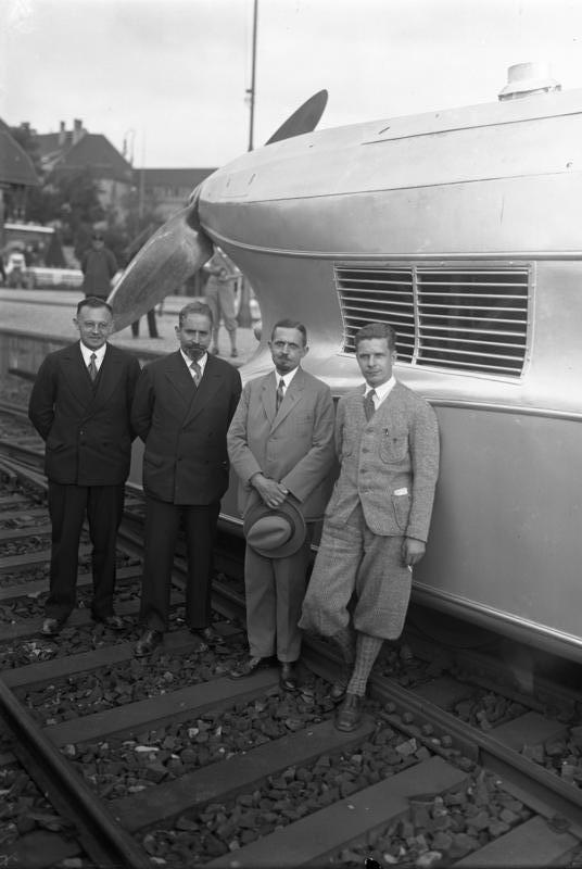 設計・開発者のフランツ・クルッケンベルク氏(左から2人目)