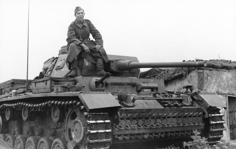 Bundesarchiv_Bild_101I-748-0089-10%2C_Russland%2C_Soldat_auf_Panzer_III_J.jpg