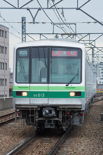 400px-Tokyo_Metro_05-013F_Chiyoda_line_Kita-Ayase_branch_line_for_test_run.jpg