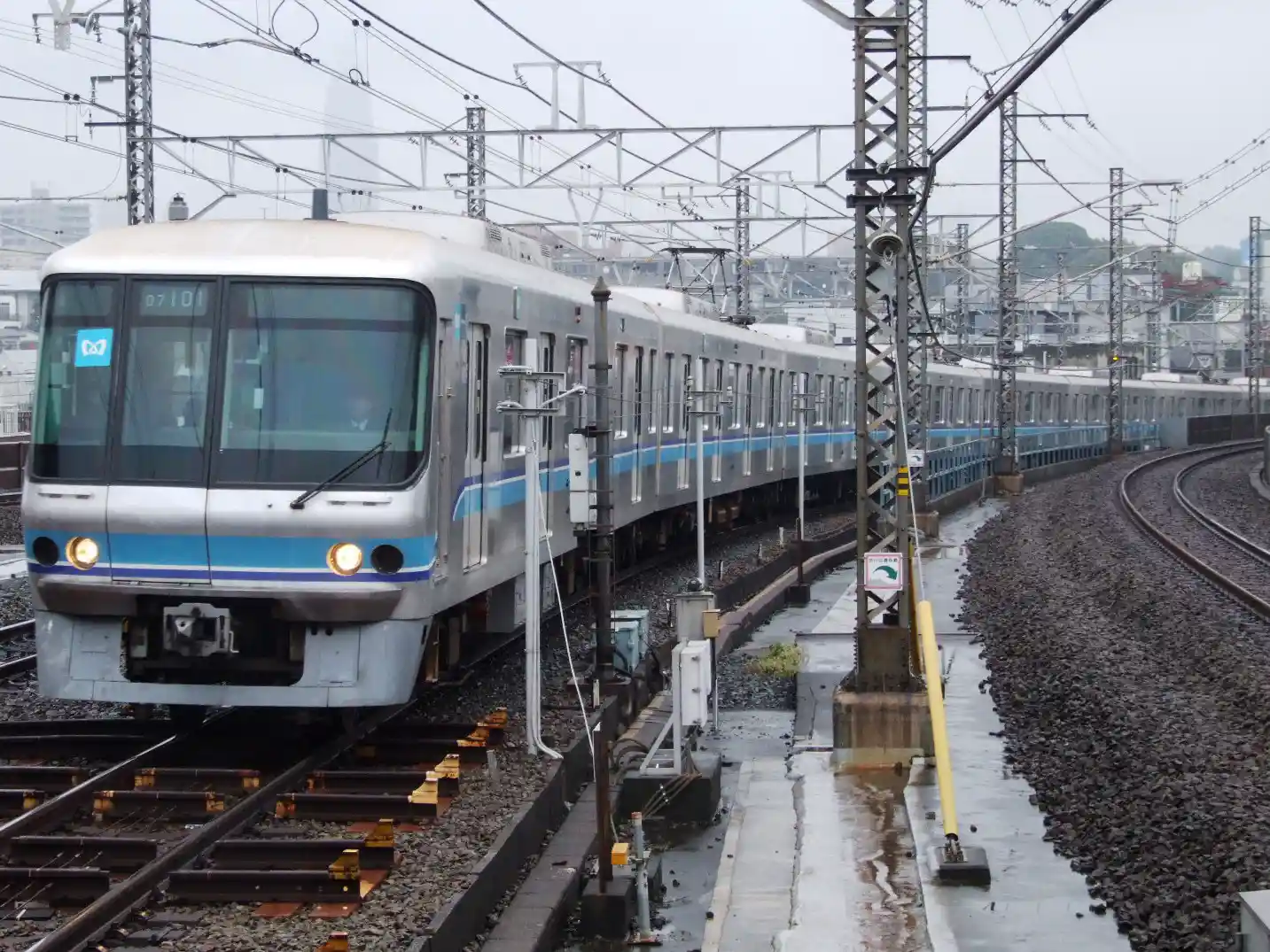 Series_07_of_Tokyo_Metro_Chiyoda_Line.jpg