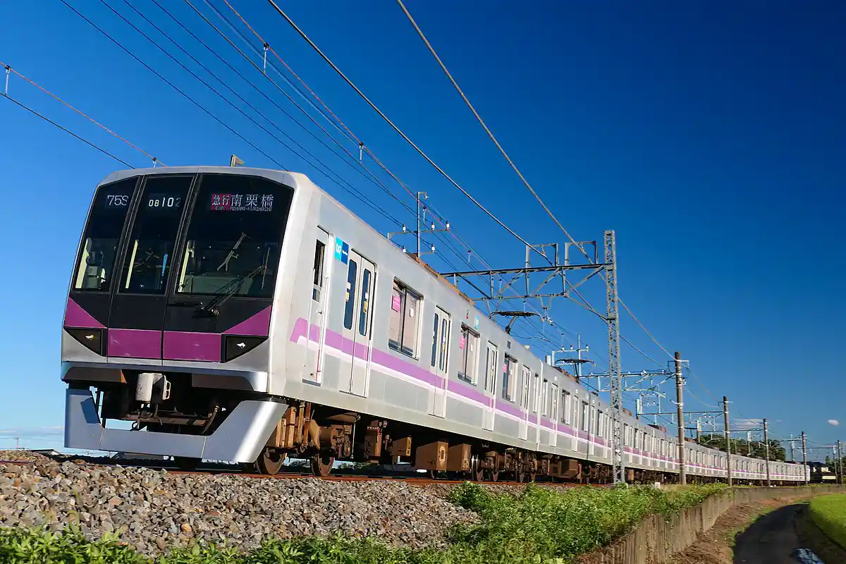 1200px-Tokyo-Metro_Series08-102.jpg