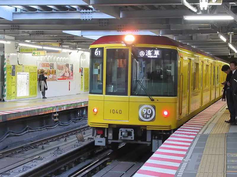 800px-90th-ginza-line-special-car.jpg