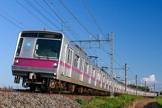 Tokyo-Metro_Series8000-8108.jpg