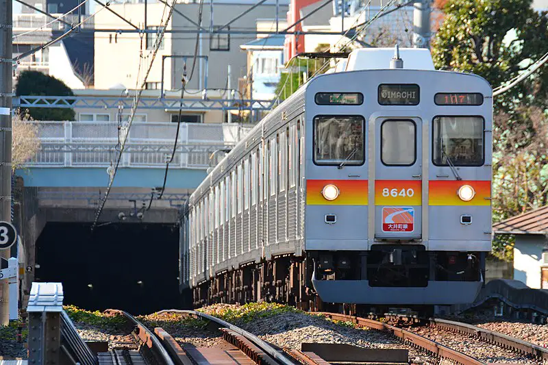 Tōkyū_8500_series_approaching_Kita-Senzoku_Station (1).jpg