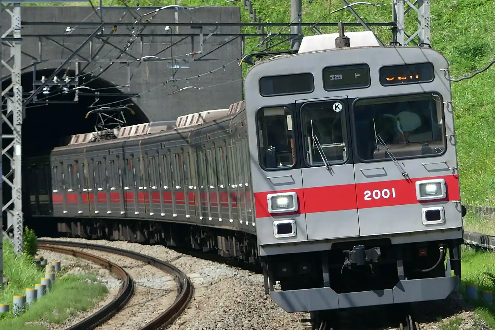 1600px-東急電鉄2000系電車.jpg