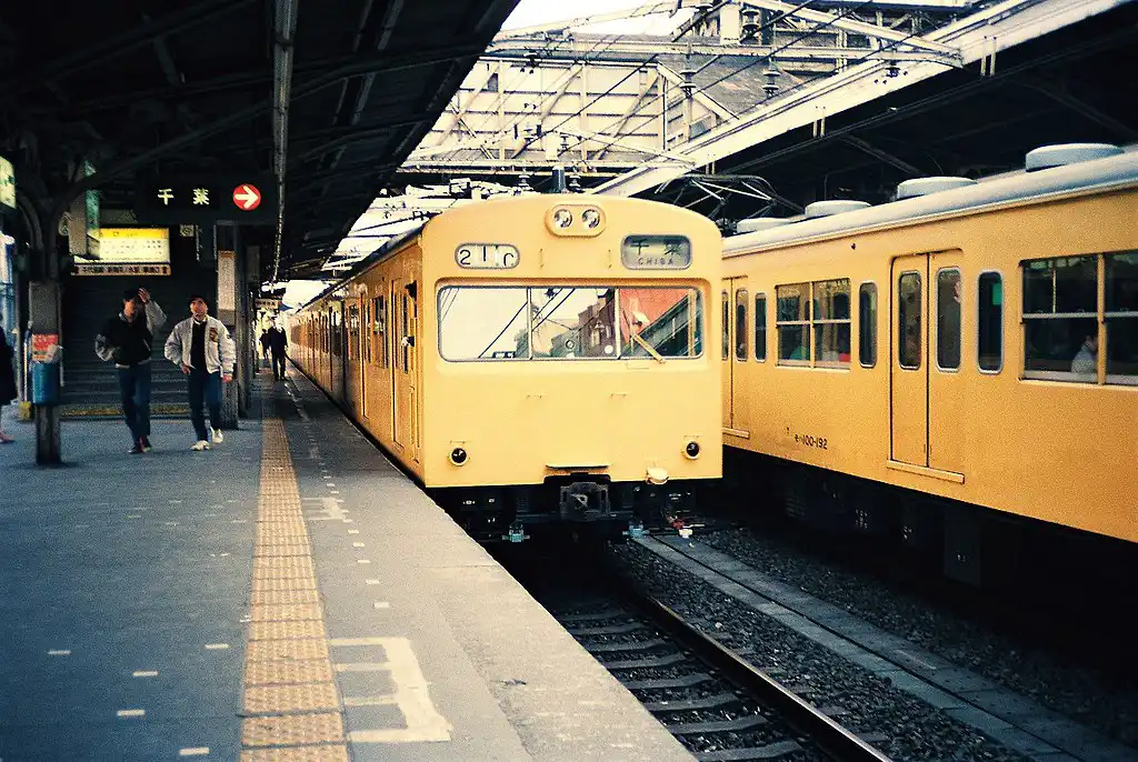 1024px-JNR_103_and_101_at_Ochanomizu_Station_19870211.jpg