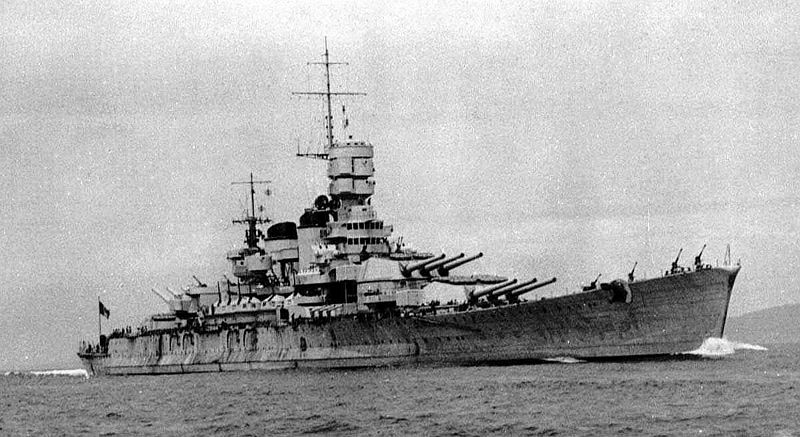 800px-Italian_battleship_Roma_(1940)_starboard_bow_view.jpg