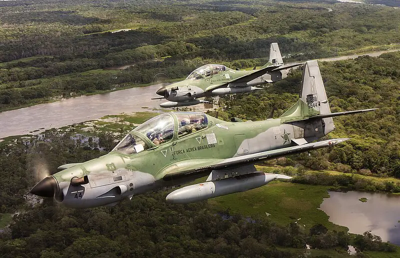 Aeronave_A-29_Super_Tucano_em_voo_sobre_a_Floresta_Amazônica_(cropped).jpg