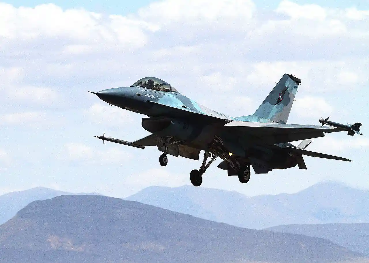 1280px-Naval_Strike_and_Air_Warfare_Center_F-16_Viper_lands_at_NAS_Fallon_in_April_2015.JPG