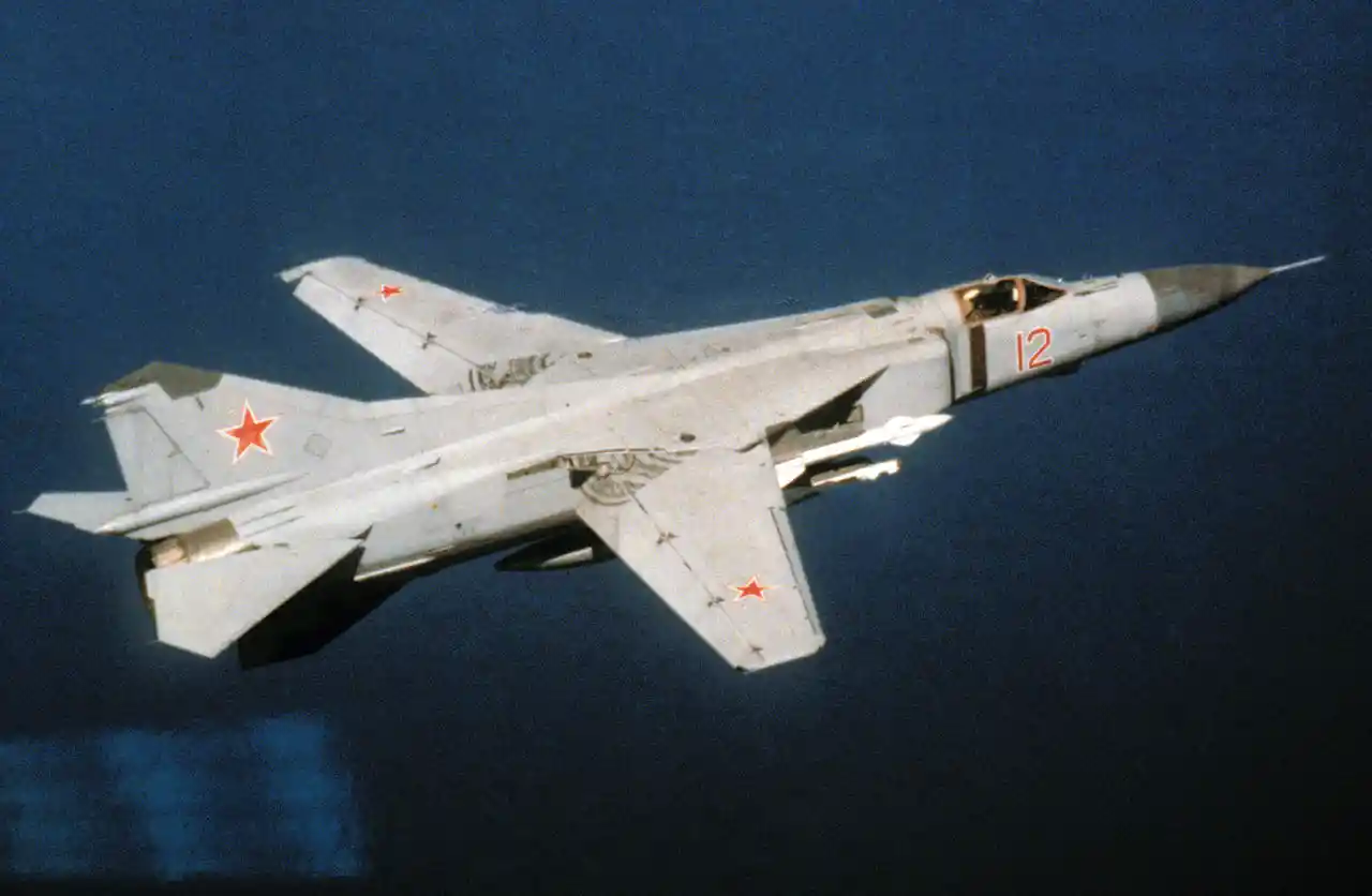 1280px-MiG-23-red12.jpg