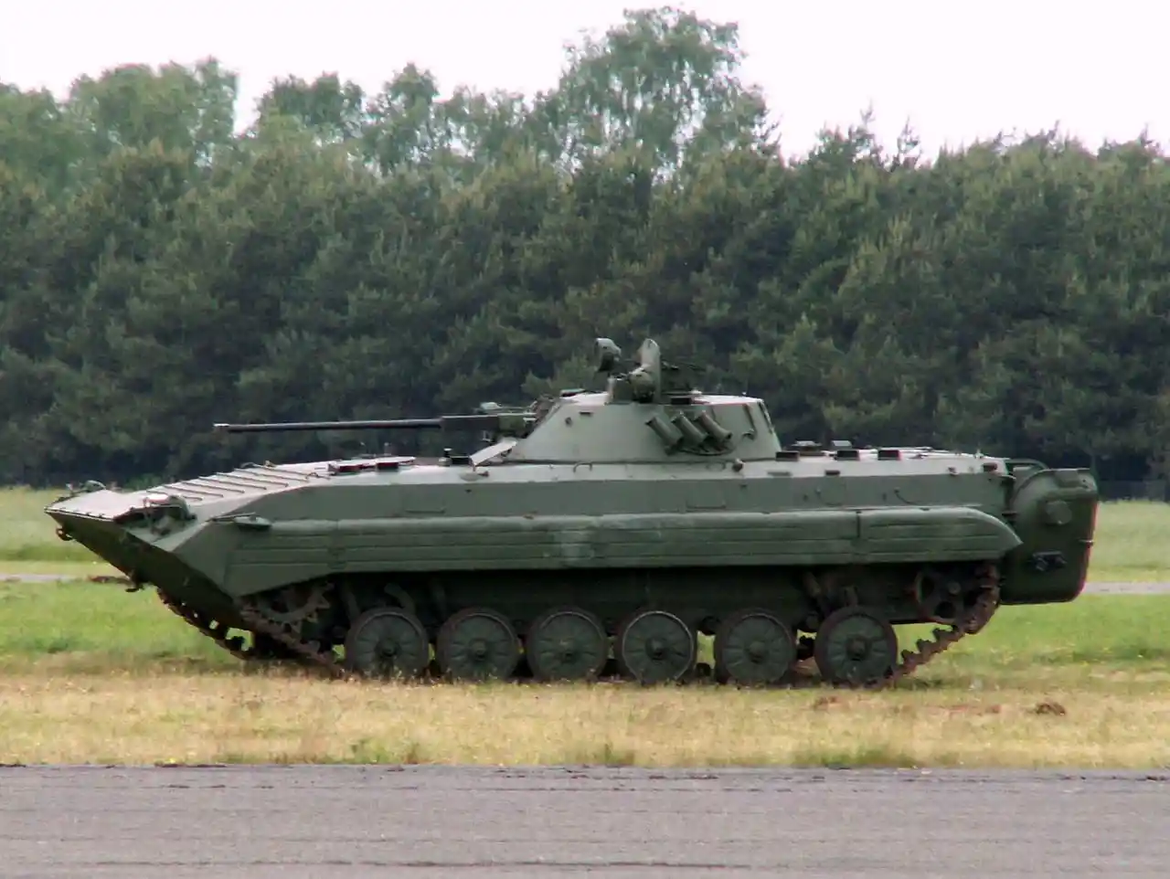 1280px-BMP-2_tank_at_the_Open_landmachtdagen_2010.jpg