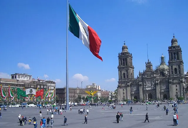 Plaza_de_la_Constitucion_Ciudad_de_Mexico_City.jpg
