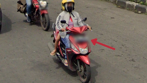 Front_License_Plate_on_Motorcycle.png