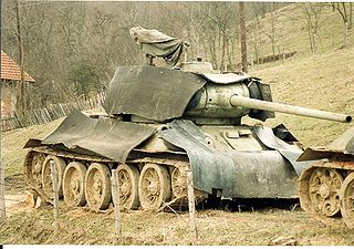 320px-Serbisk_T-34_85_trekkes_tilbake.jpg