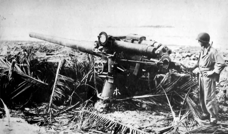 写真はソロモン諸島/バアンガ島の12cm単装砲