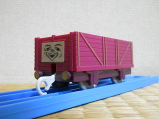 プラレールの菫色のいじわる貨車