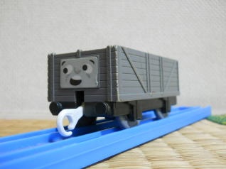 プラレールの灰色のいじわる貨車3（驚き顔）