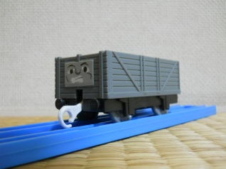 プラレールの灰色のいじわる貨車4（怒り顔）
