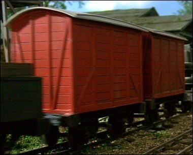 TV版第7シーズンの赤のスカーロイ鉄道の有蓋貨車