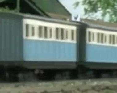 TV版第6シーズンの高山鉄道の青い客車