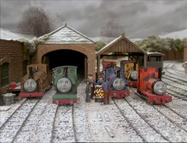スカーロイ鉄道の機関庫でデュークとサー・ハンデルとピーター・サムとレニアスとダンカンと共にいるスカーロイ