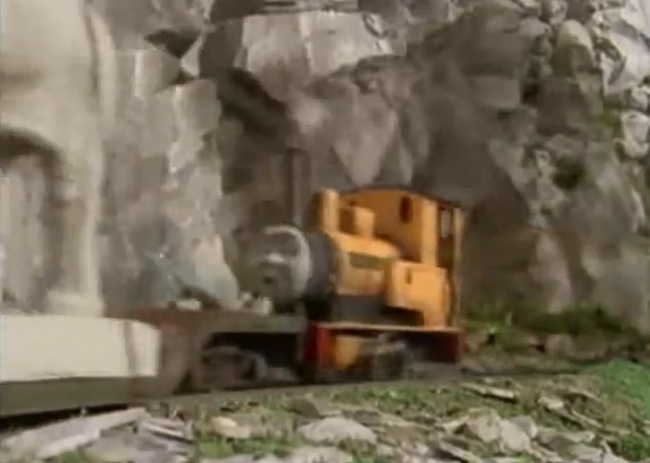 象の彫刻を載せている平床式貨車を押しているダンカン2