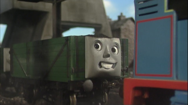石炭で汚れたトーマスの新しい貨車（出っ歯の顔）