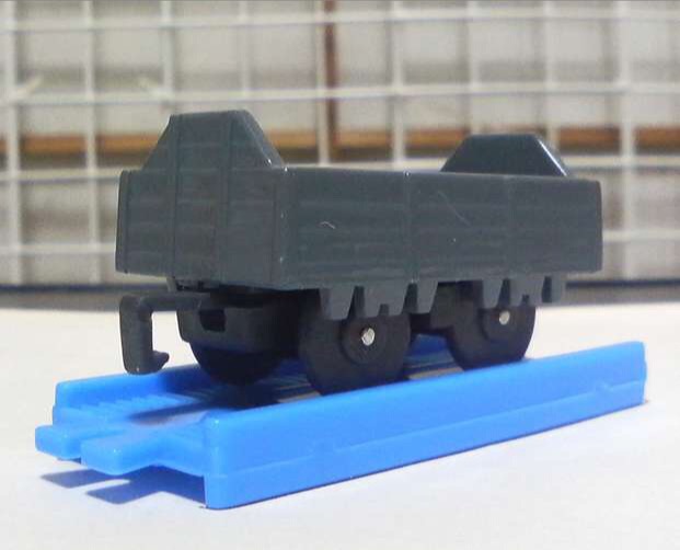 カプセルプラレールの灰色のリントン・アンド・バーンステイプル鉄道のショート貨車（タイプ2）