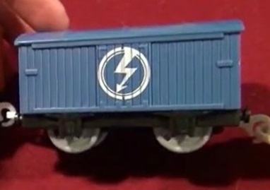 トラックマスターの灰青の電気のリントン・アンド・バーンステイプル鉄道の有蓋貨車（顔無し）