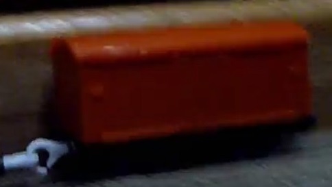 プラレールの橙茶色のリントン・アンド・バーンステイプル鉄道の有蓋貨車（顔無し）