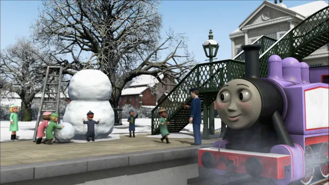 第14シーズンでタウン・スクウェア駅でロージーの機関士と共に雪達磨を作っている子供達を見に来ているロージー