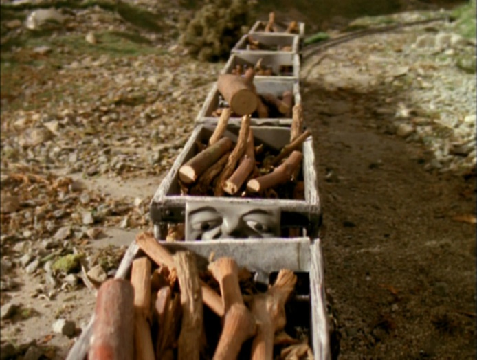 TV版第5シーズンの木材を積んだスレート貨車