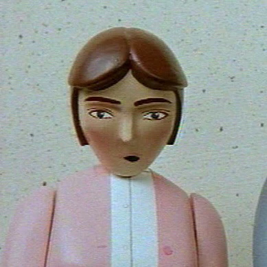 TV版第3シーズンの桃色のカーディガンを着た女性