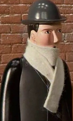 TV版第3シーズンの濃灰色の山高帽と黒いスーツの男性