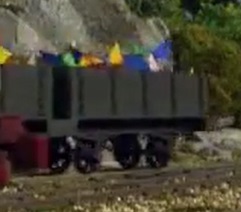旗装飾の高山鉄道の無蓋貨車（タイプ3）