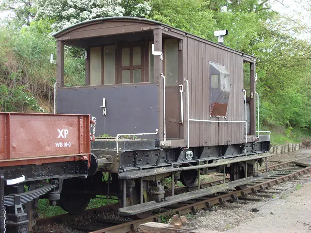 茶色のイギリス国鉄の20トンブレーキ車のモデル車