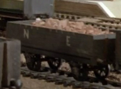 TV版第1シーズンのロンドン・アンド・ノース・イースタン鉄道のロングフィット・パイプ貨車