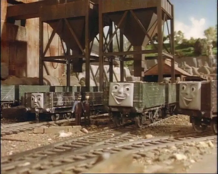 TV版第2シーズンの意地悪なブレーキ車の顔のショートホイールベースの無蓋貨車（左）