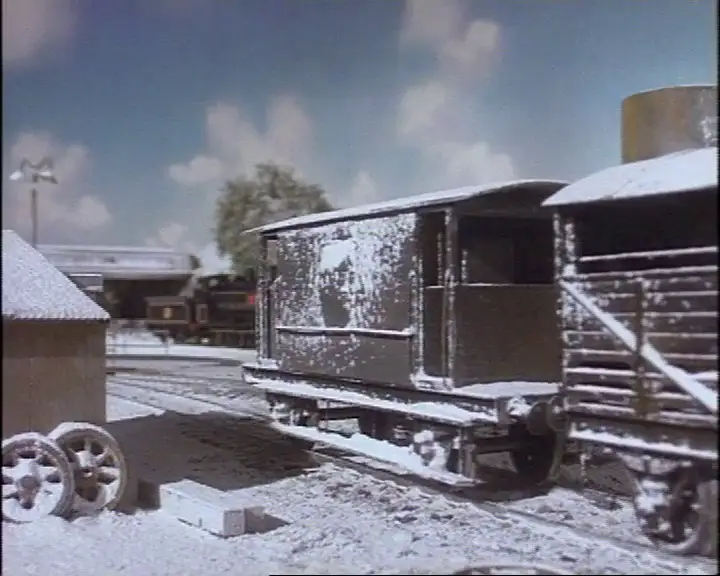 第2シーズンで雪塗れの灰色のイギリス国鉄の20トンブレーキ車