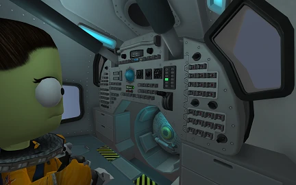 右座席から見た船内。計器は中央に一つになった。3席が横並びになっている。 右座席から見た船内。計器は中央に一つになった。3席が横並びになっている。