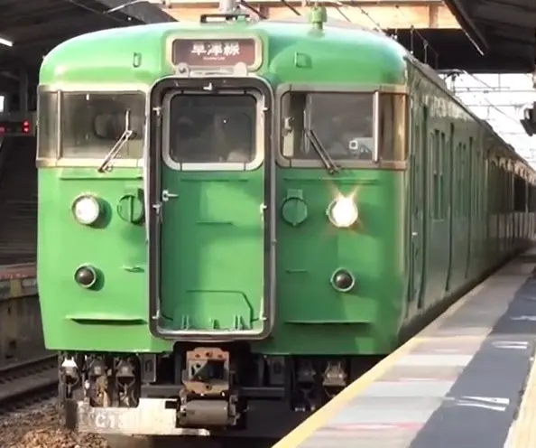 瀬田駅を発車する緑色の113系