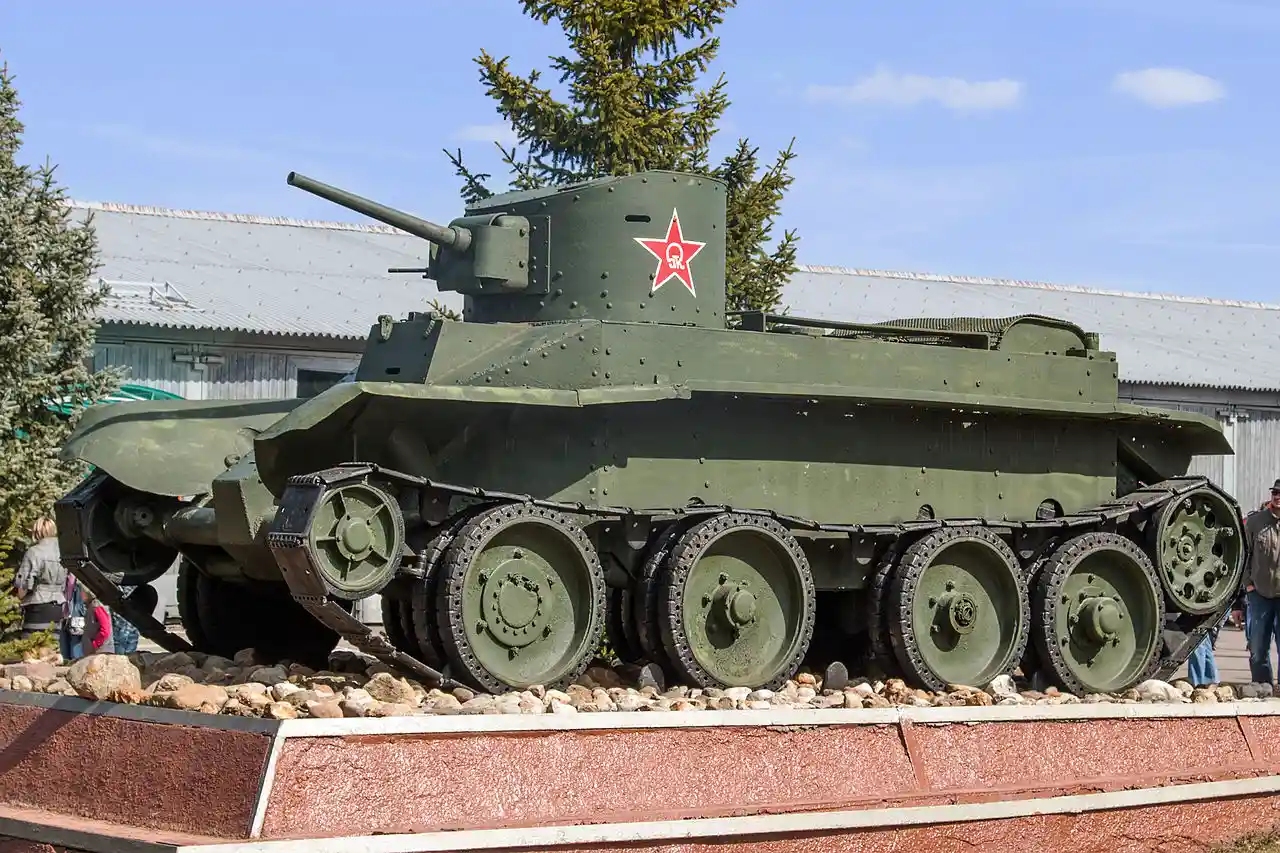 1280px-BT-2_in_the_Kubinka_Tank_Museum_02.jpg
