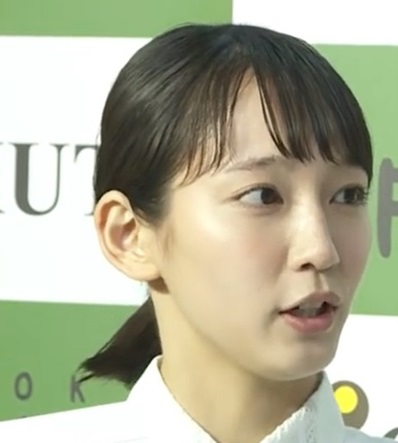 真ん中で尻尾ぐくりの吉岡里帆