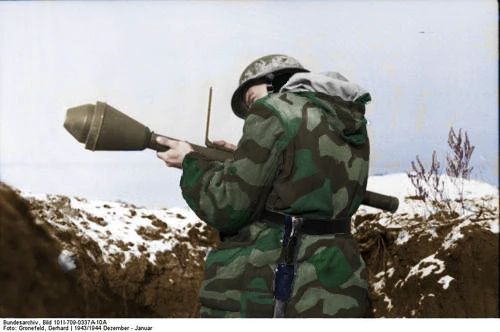 Bundesarchiv_Bild_101I-709-0337A-10A_2C_Ukraine_2C_Soldat_mit_Panzerfaust_001.jpg