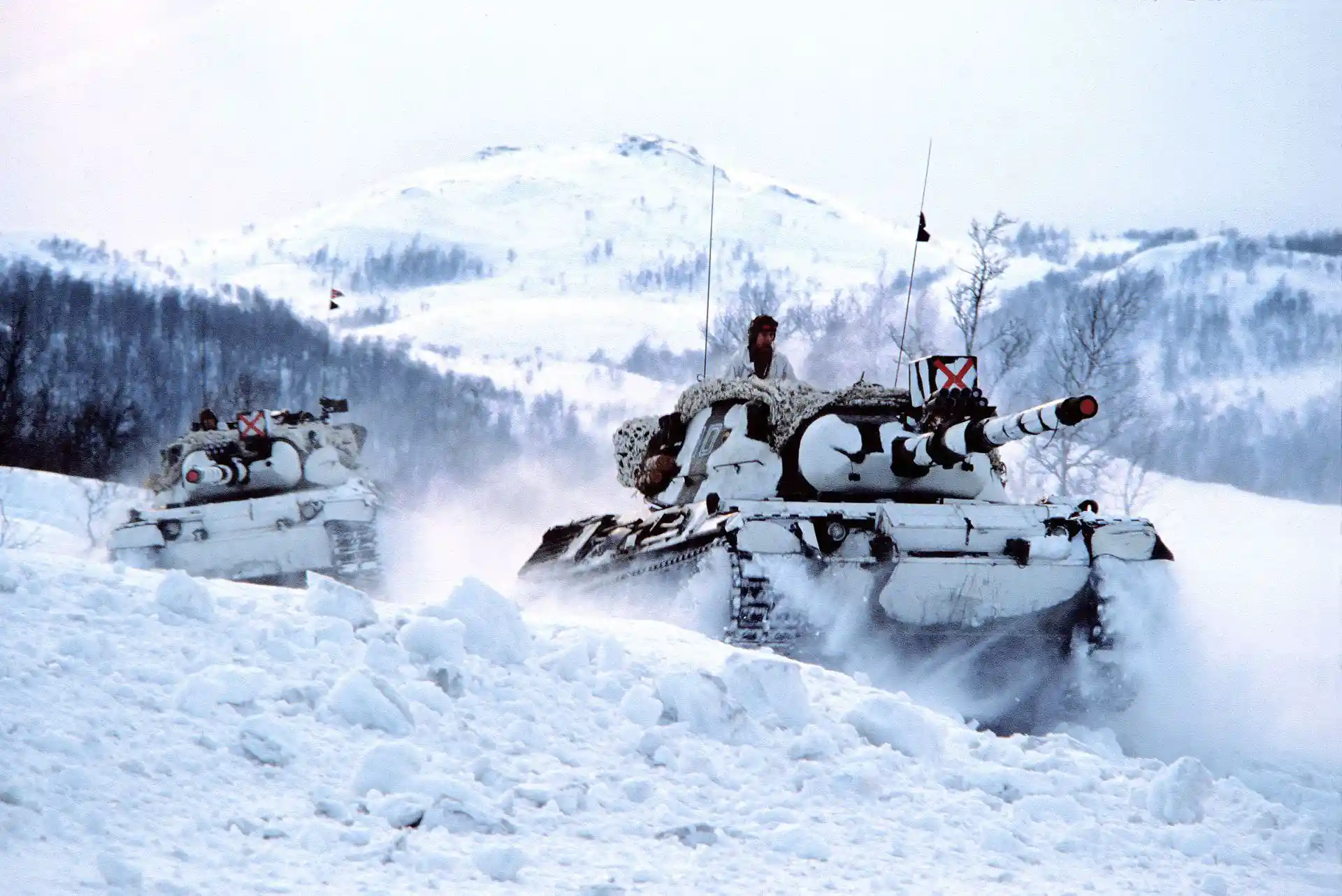 2_norwegian_Leopard_tanks_in_the_snow-compressor.jpg