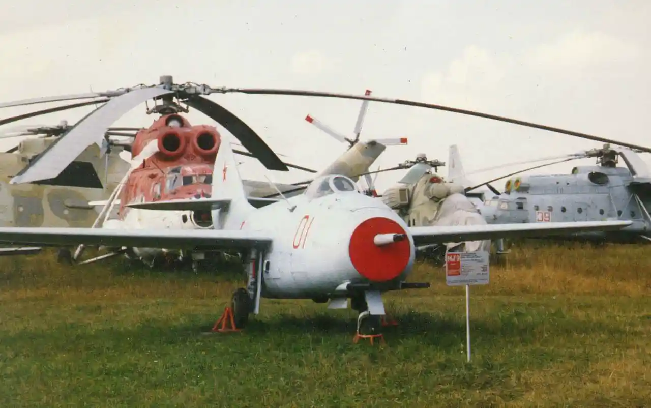 1280px-MiG-9.jpg