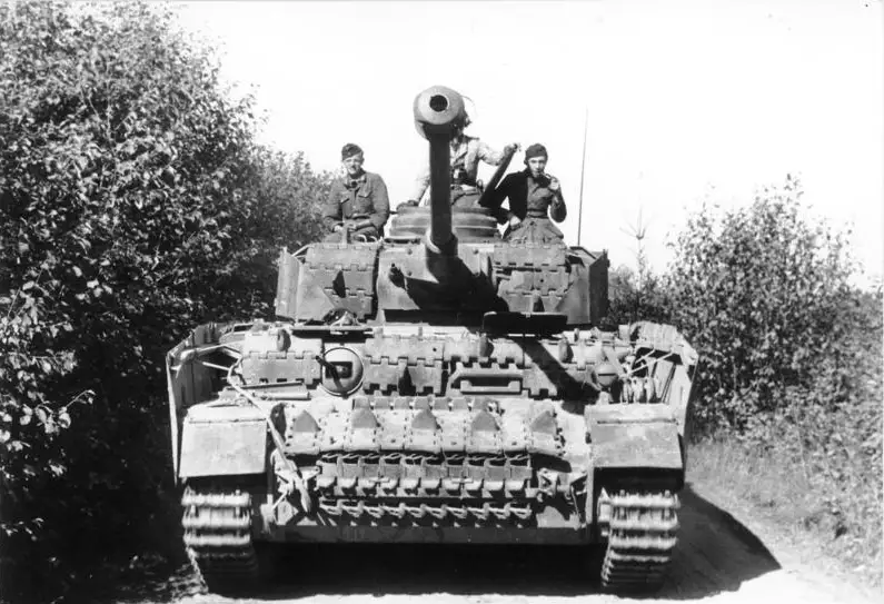 Bundesarchiv_Bild_101I-696-0427-04A_Mittlere_Ostfront_Polen_Panzer_IV.jpg
